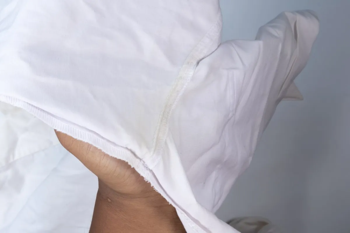 كيفية إزالة بقع التعرق من القميص الأبيض؟