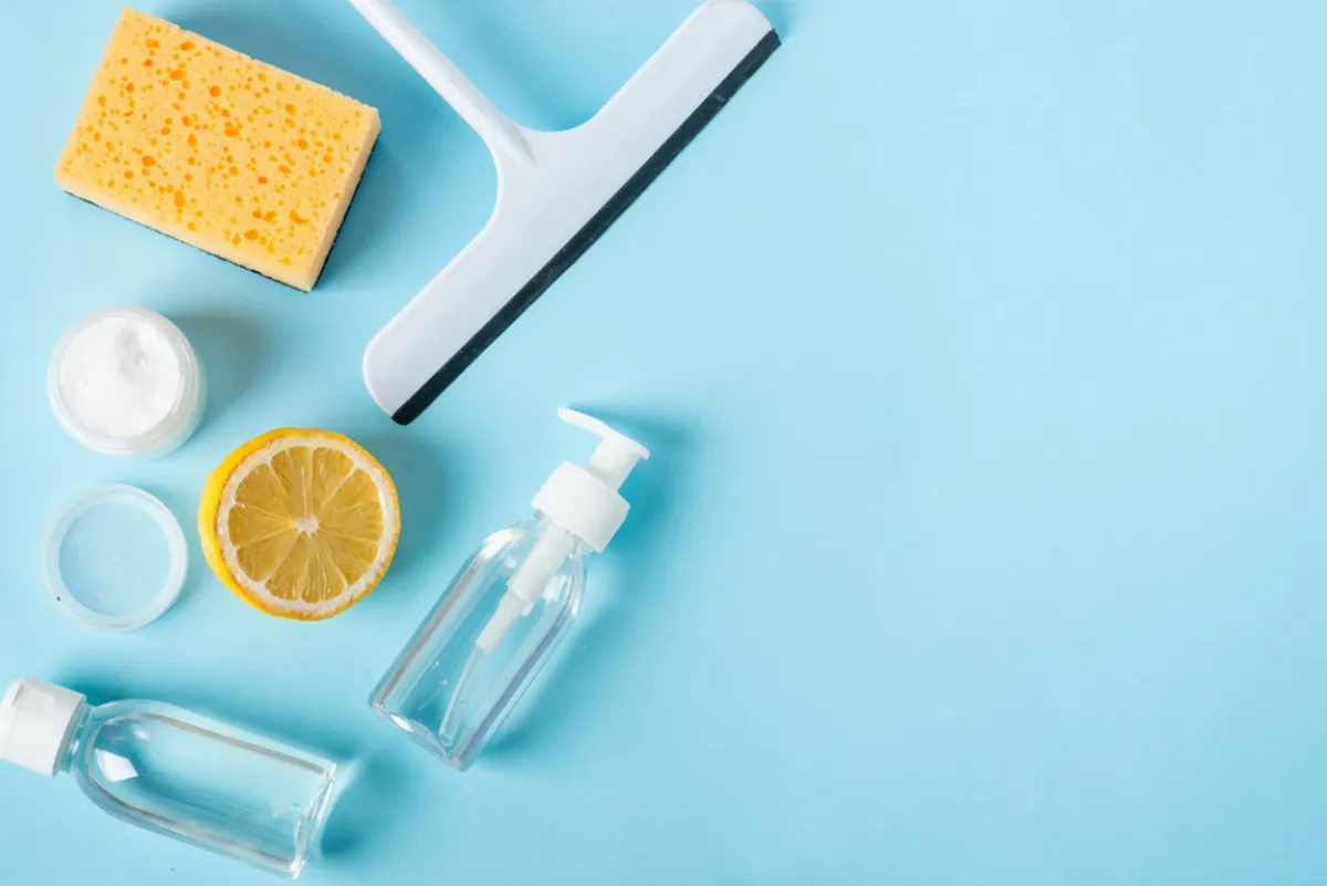 صودا الخبز وشرائح الليمون الحامض والخل الأبيض مواد مُستخدمة في إزالة الروائح الكريهة من الحمام