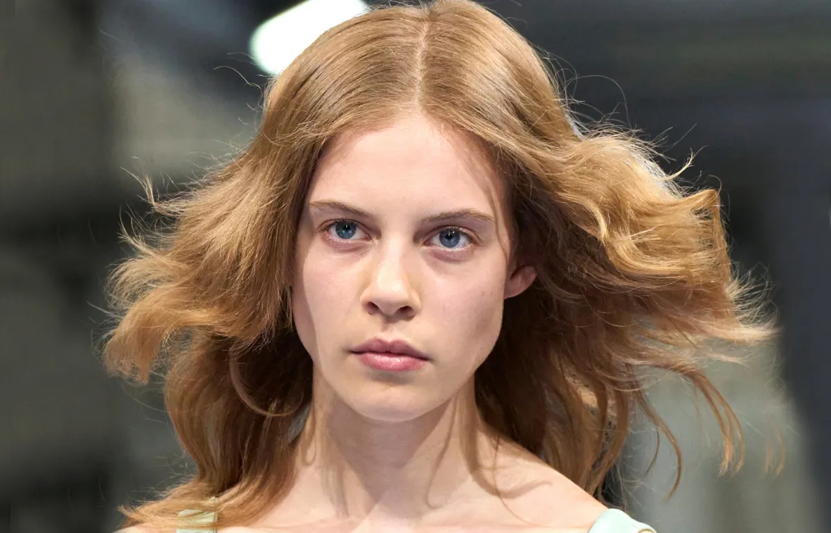 تسريحات شعر عصرية من عرض دار JW Anderson لربيع وصيف 2024