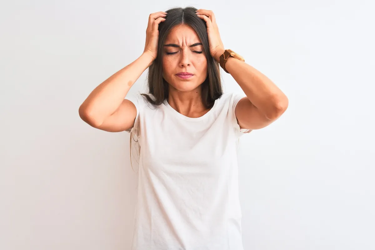 في متلازمة التعب المزمن لا يشعر المرضى بالنشاط بعد النوم لساعات كافية (المصدر: Adobe.Stock)