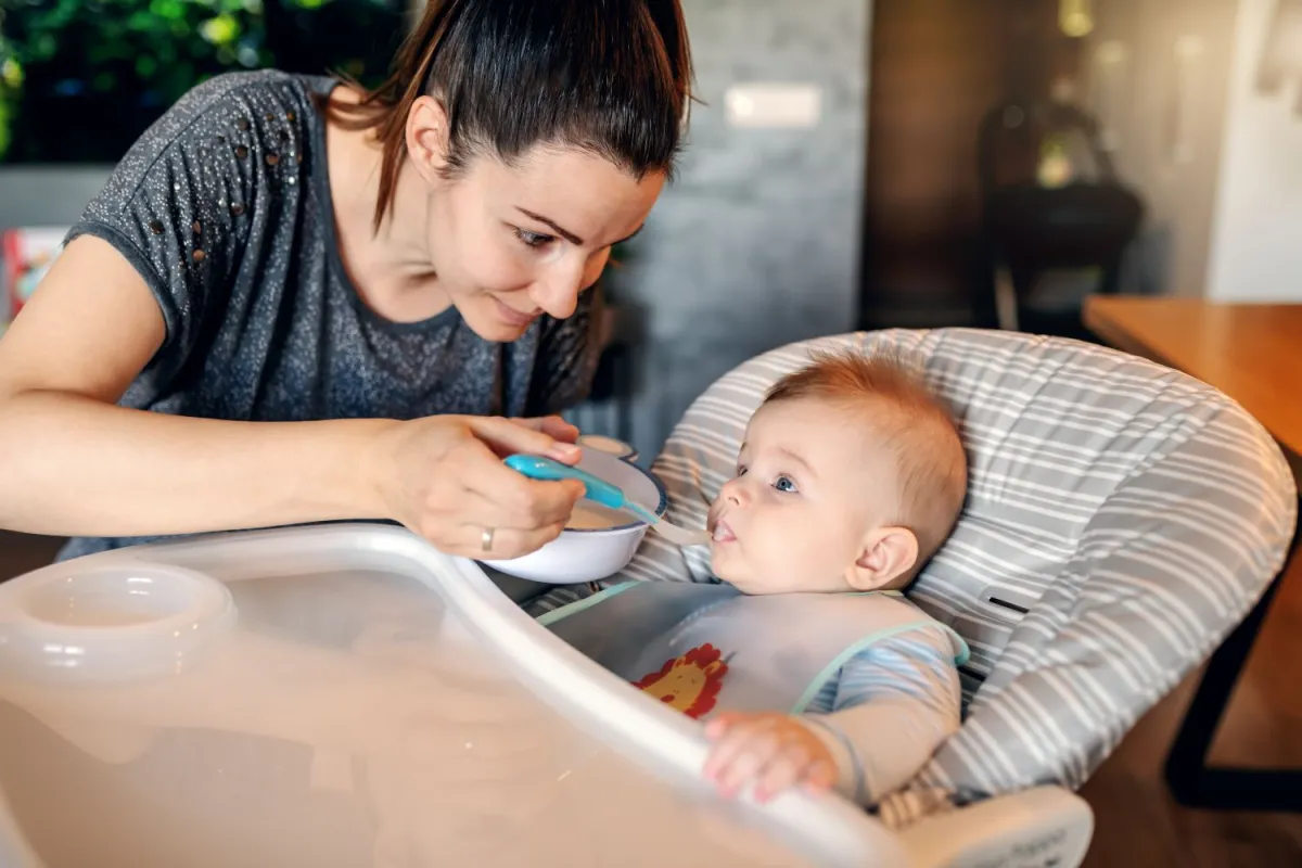 صورة لأم تطعم رضيعها