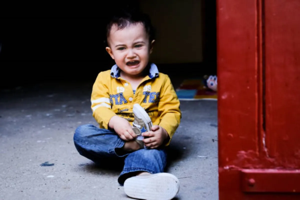 صورة لطفل يبكي بصورة مبالغة