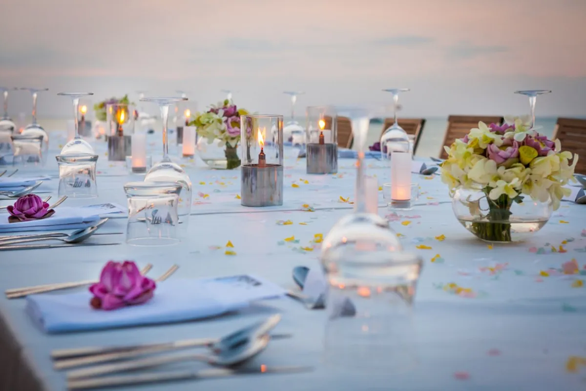 ديكور العرس المنعقد في مكان خارجي