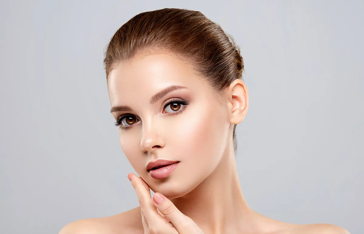 كيفية إخفاء البقع الداكنة بالمكياج 