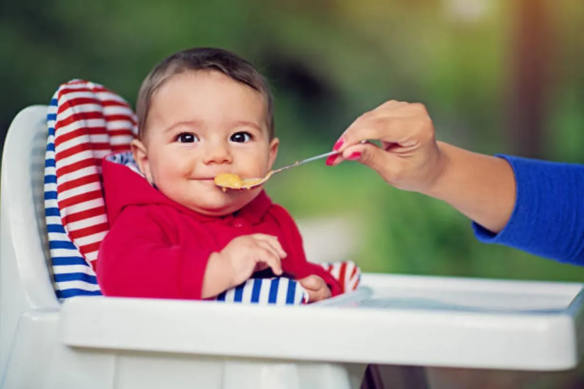 صورة لطفل يتناول طعاه بشهية واسعة
