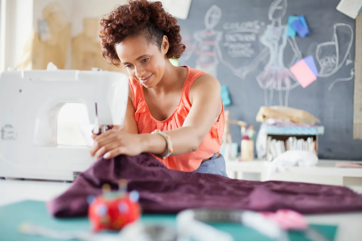 صورة مراهقة تحيك الثوب