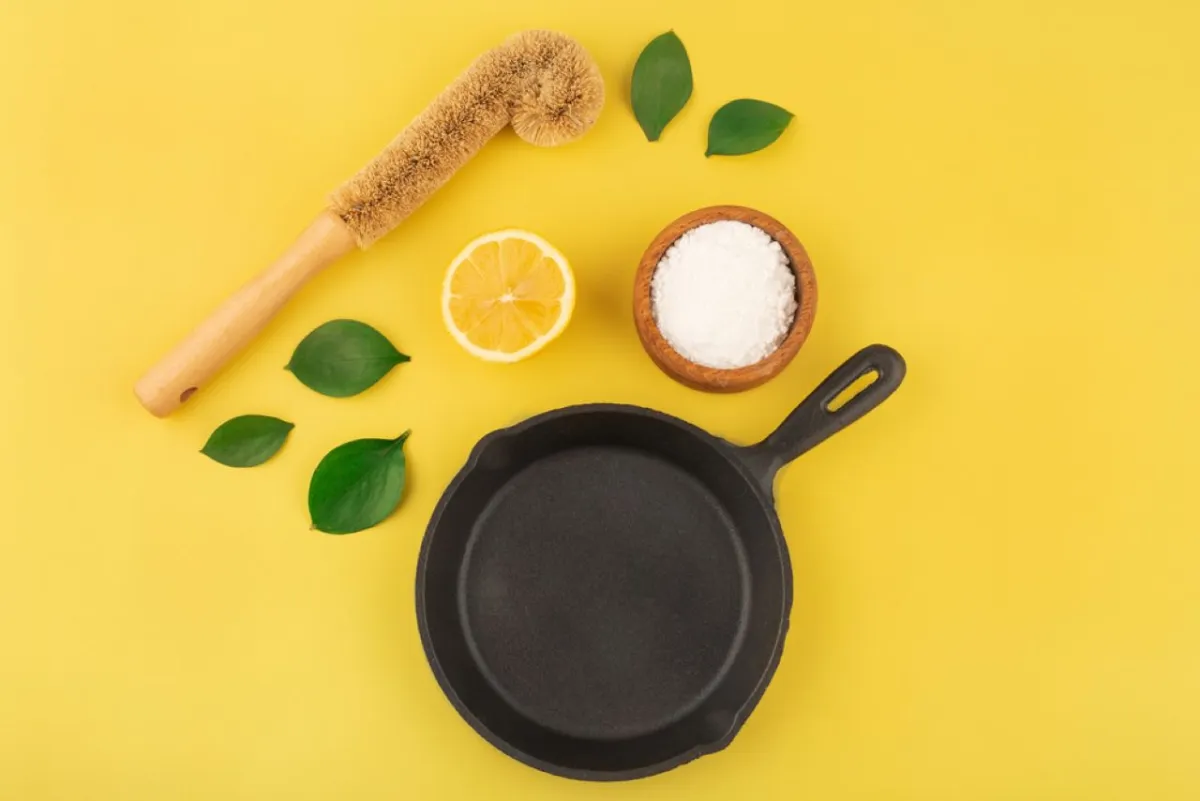 مسحوق صودا الخبز مُستخدم في العناية بالأواني المحترقة