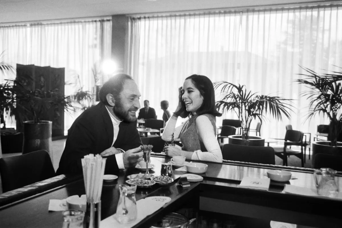 جوزيفين شابلن والممثل بيير تابارد (Josephine Chaplin (R) and actor Pierre Tabard). مصدر الصورة: Photo by AFP