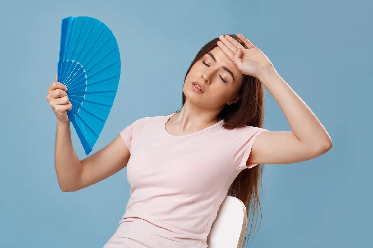 صورة لحامل تشعر بحرارة الجو