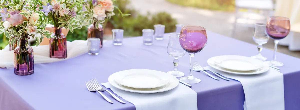 اللون البنفسجي يحلّ في إطار ديكور الطاولة