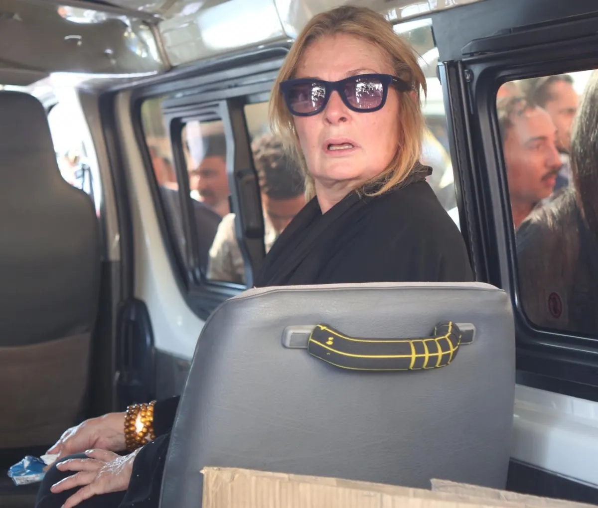 يسرا ترافق نعش والدتها - الصورة خاصة ل "سيدتي" نصوير محمد عربي