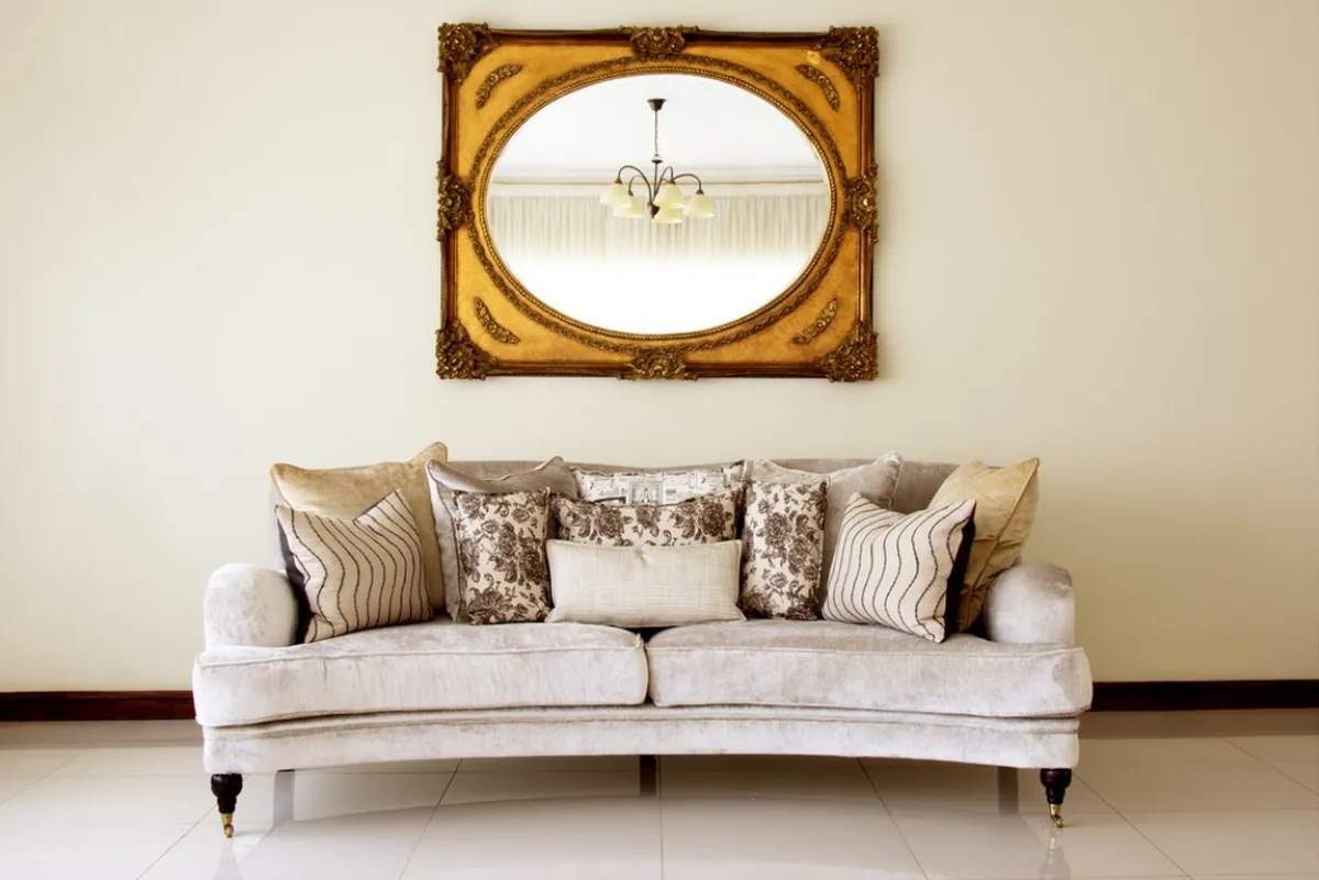 مرآة مؤطرة بإطار كلاسيكي 