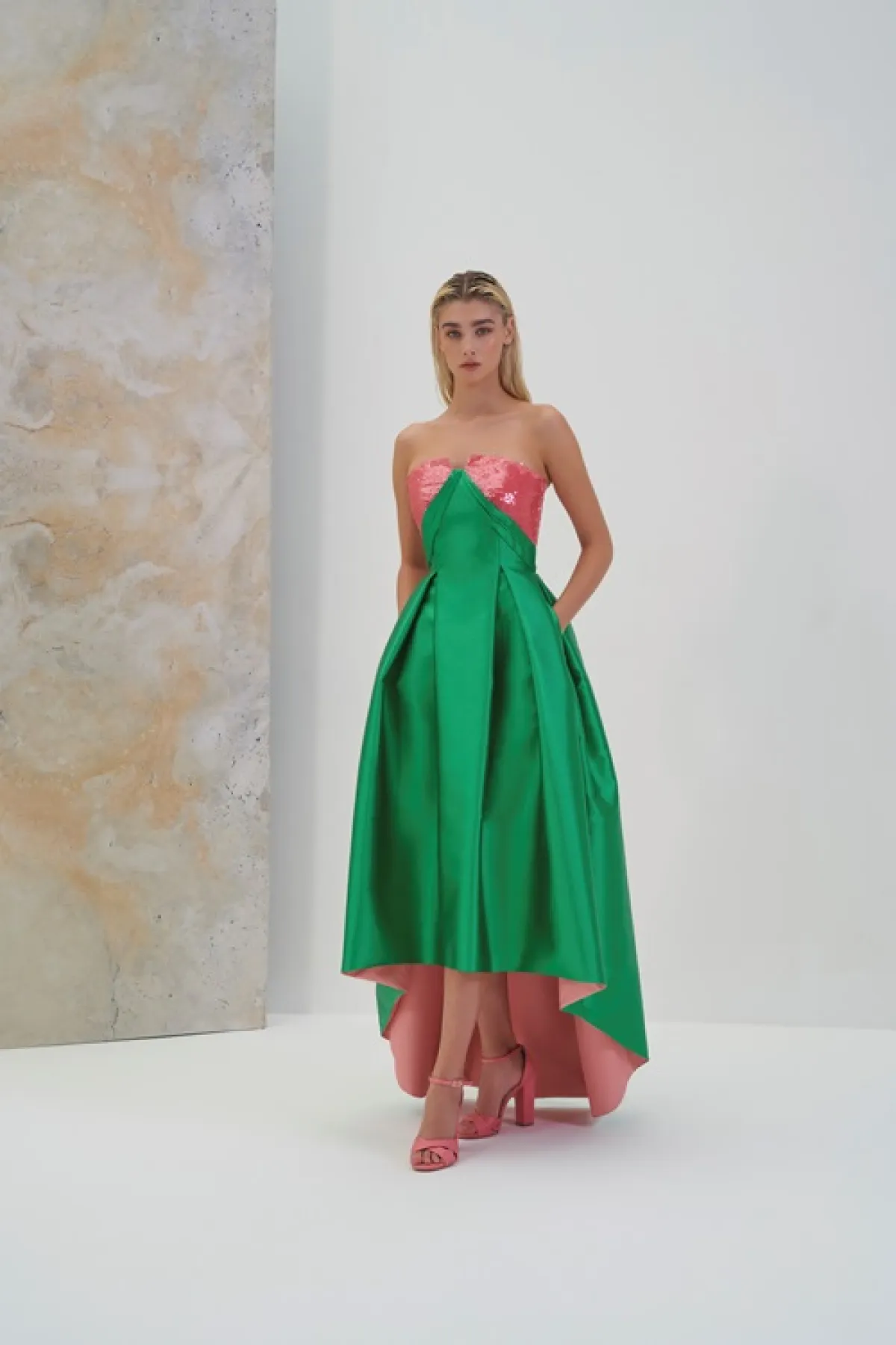 فستان بقصة غير مستقيمة.. من رامي العلي Rami Al Ali