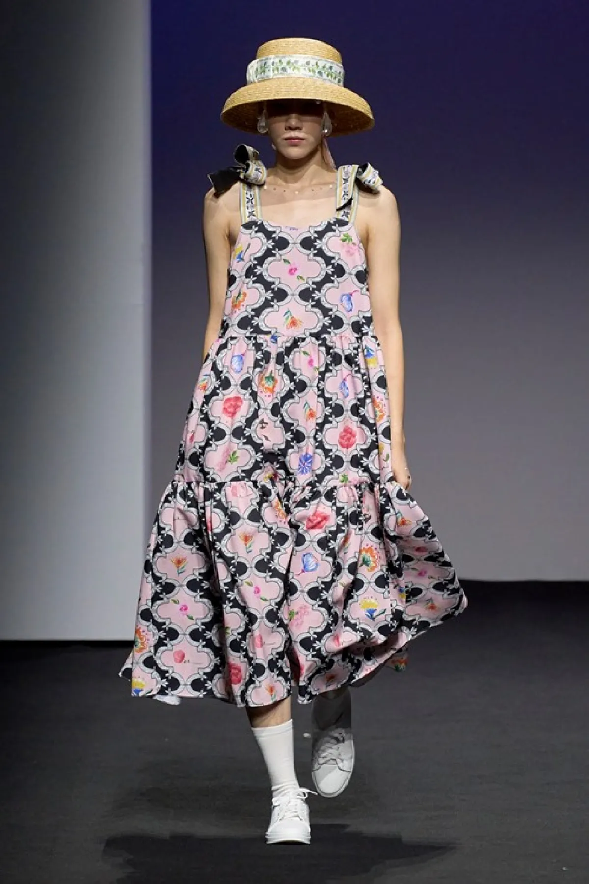 فستان بقصة غير مستقيمة.. من جونغ هيزين Jung Heezin