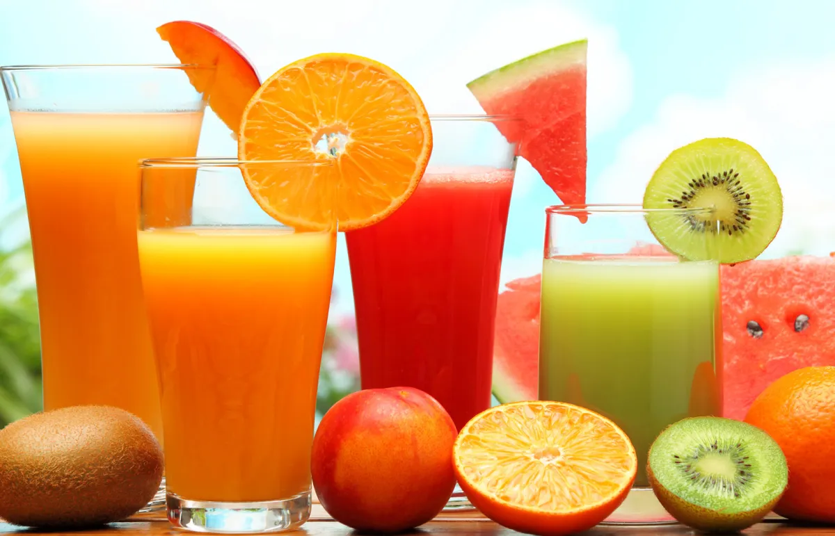 عصائر الفواكه الصيفية الملونة شعور بالانتعاش واكتساب الفوائد الصحية 