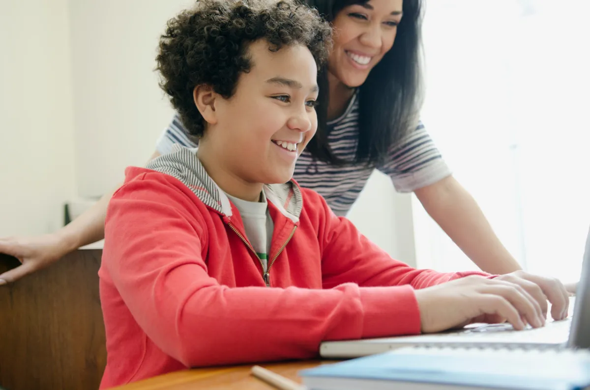 صورة لأم مع ابنها المراهق