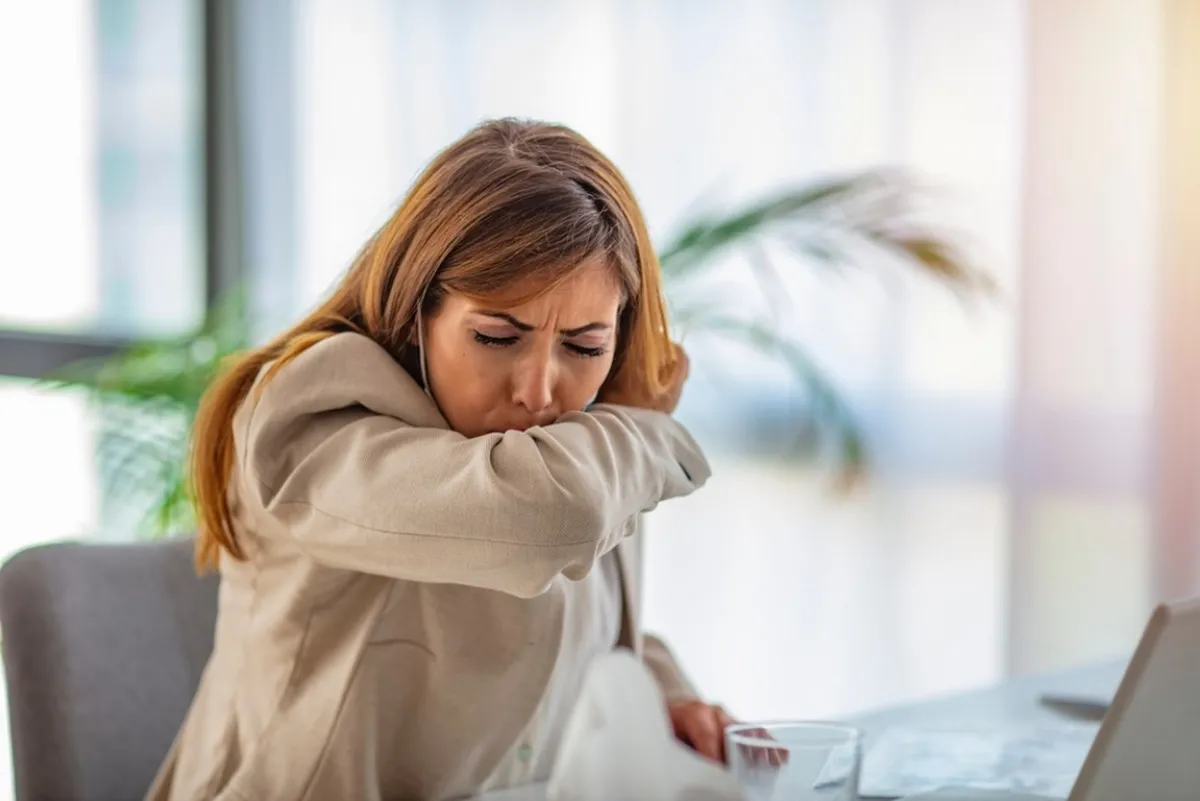 عند العطس من المهم تغطية الفم والأنف