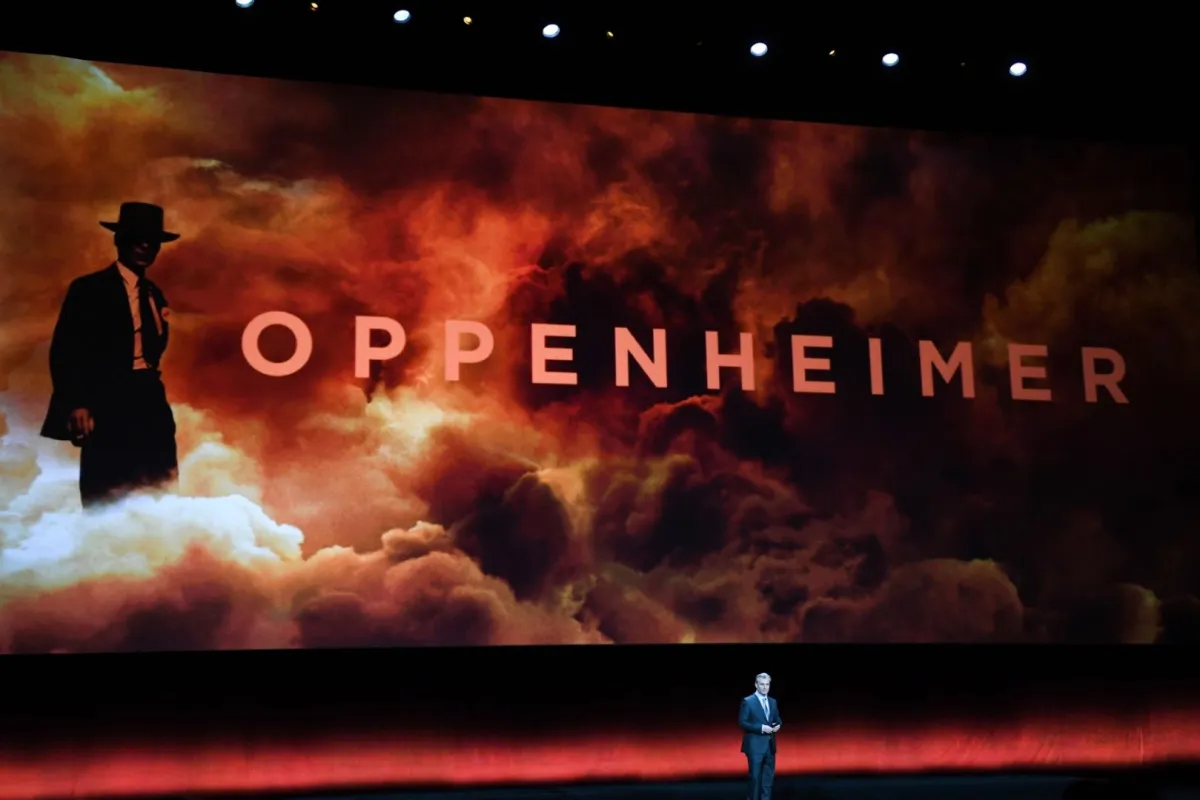 كريستوفر نولان يتحدث عن فيلمه Oppenheimer الجديد (Christopher Nolan speaks on stage about his movie Oppenheimer). مصدر الصورة: VALERIE MACON / AFP