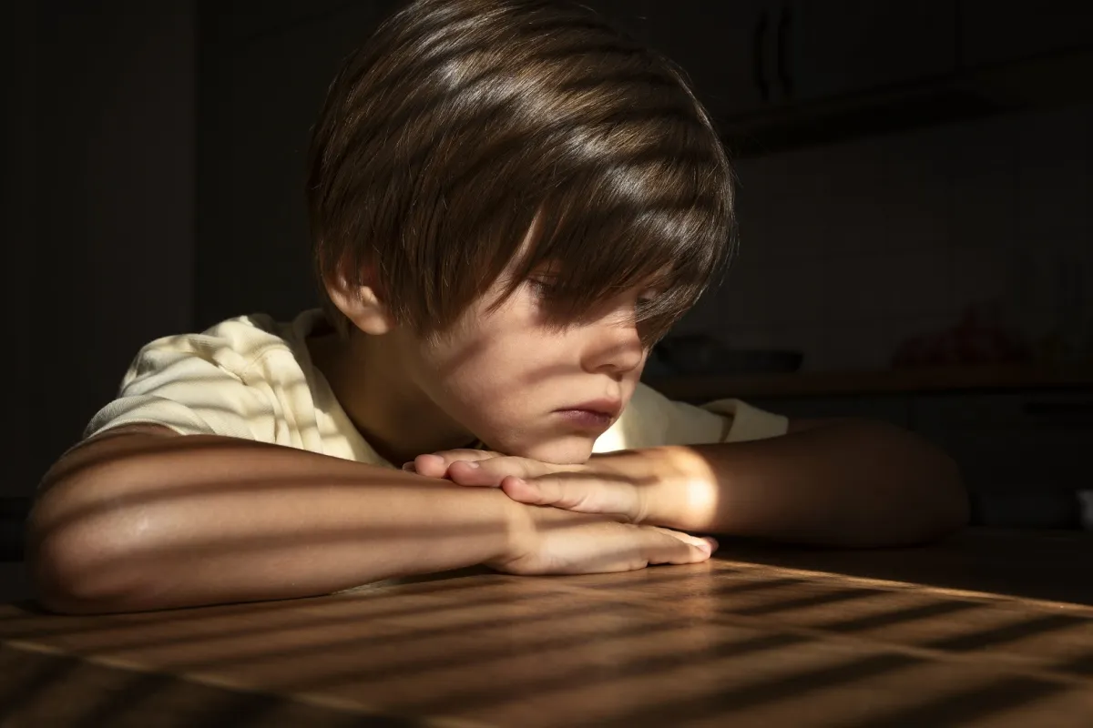 القلق والاكتئاب واللامبالاة والخمول من أعراض متلازمة الاستقالة التي تتطور للانقطاع عن تناول الطعام (المصدر: Freepik)