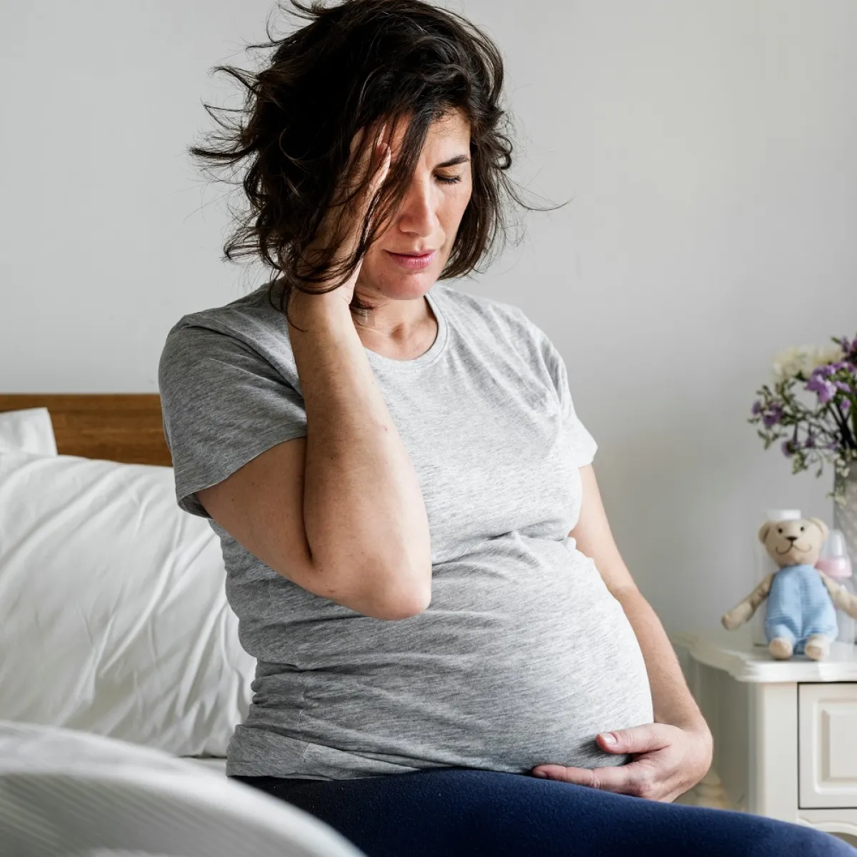 صورة لحامل تعاني من حرارة الجو