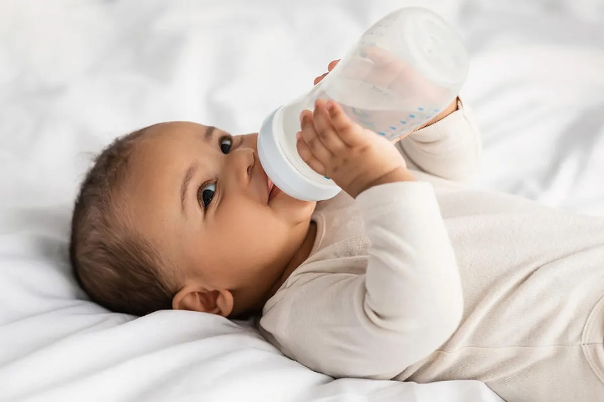 صورة لرضيع يشرب الماء