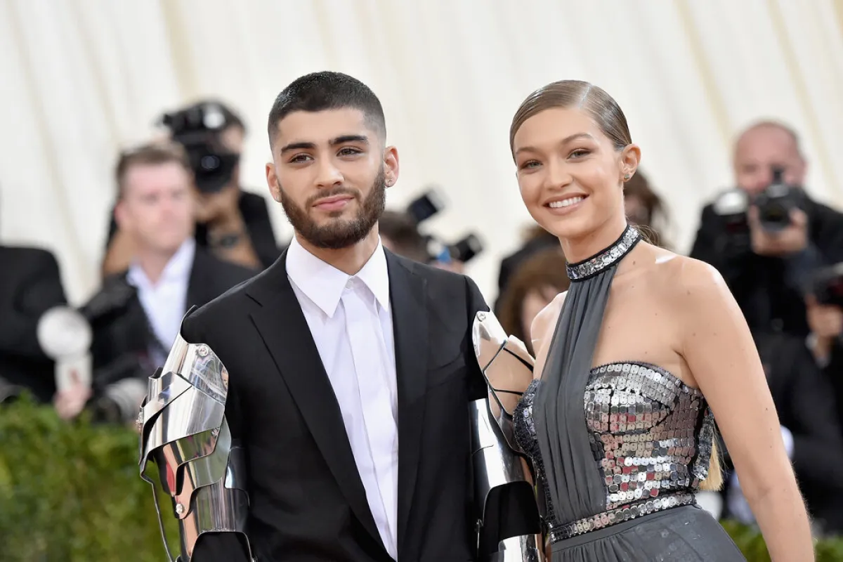 جيجي حديد وزين مالك Zayn Malik and Gigi Hadid (مصدر الصورة: Mike Coppola/Getty Images for People.com/AFP / Getty Images via AFP / GETTY IMAGES NORTH AMERICA / Mike Coppola)