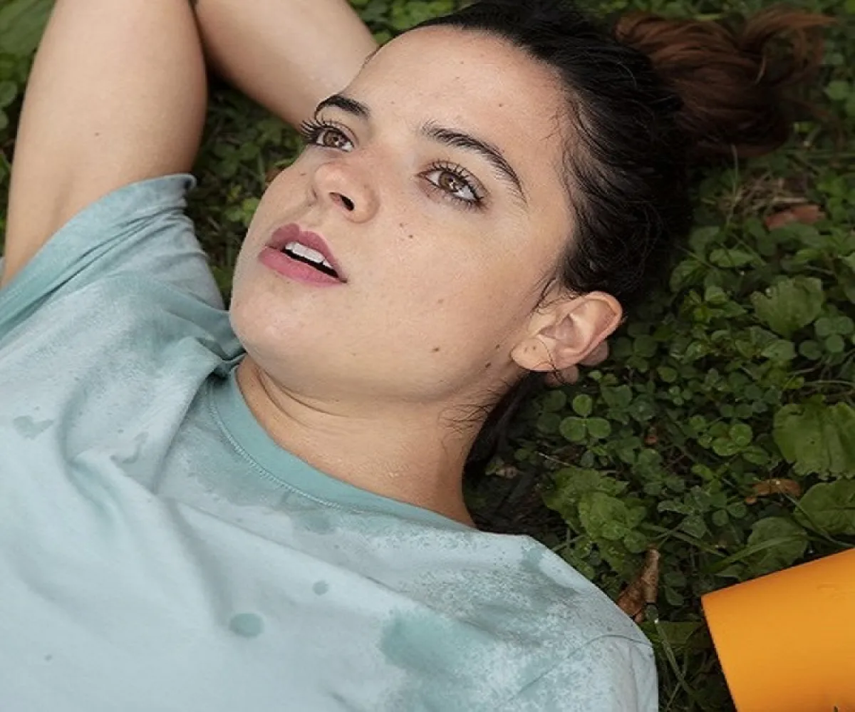 الاستلقاء في مكان فيه تهوية ورش الجسم بالماء البارد (المصدر: pexels)