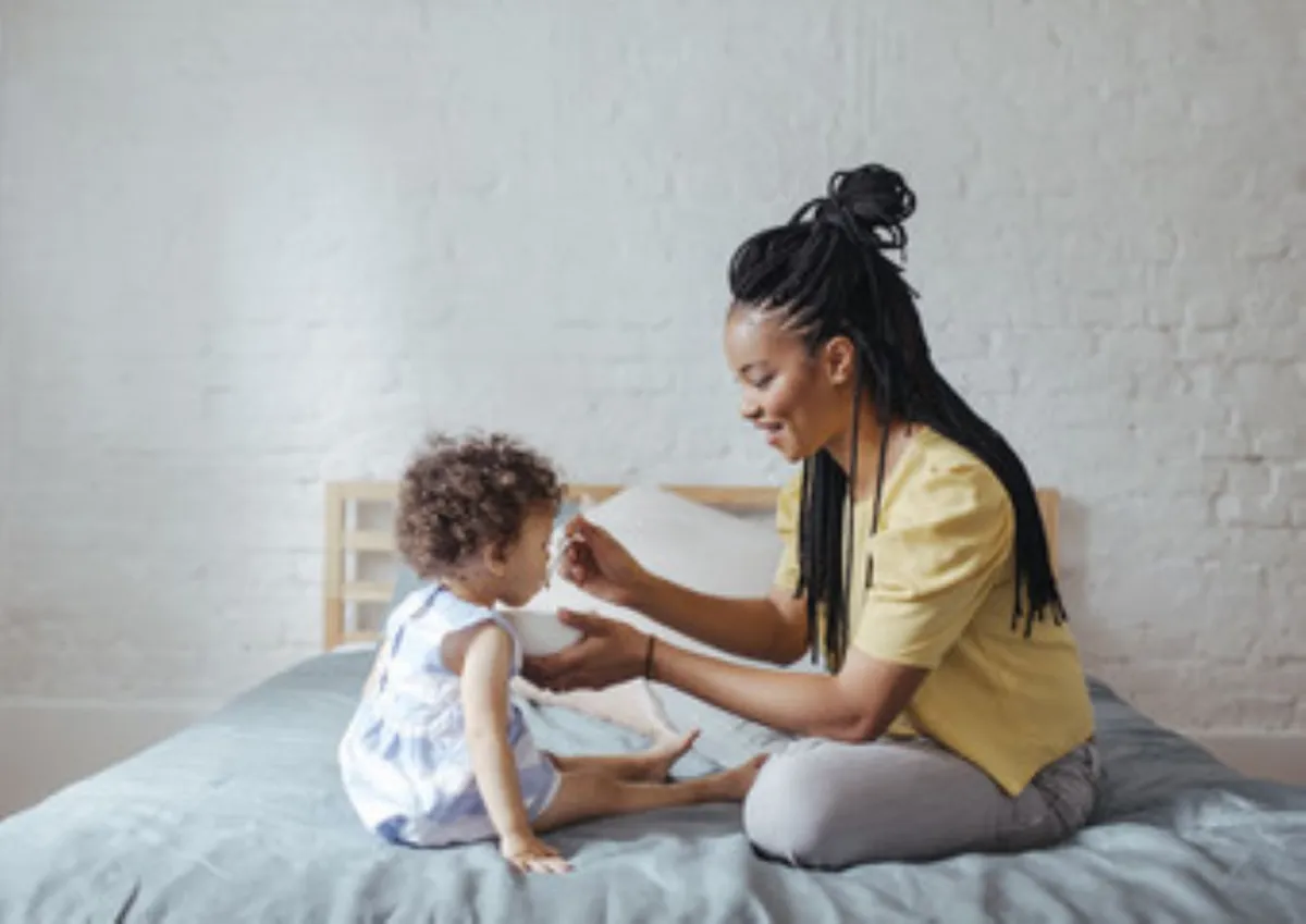 صورة لأم تهتم بتغذية طفلها