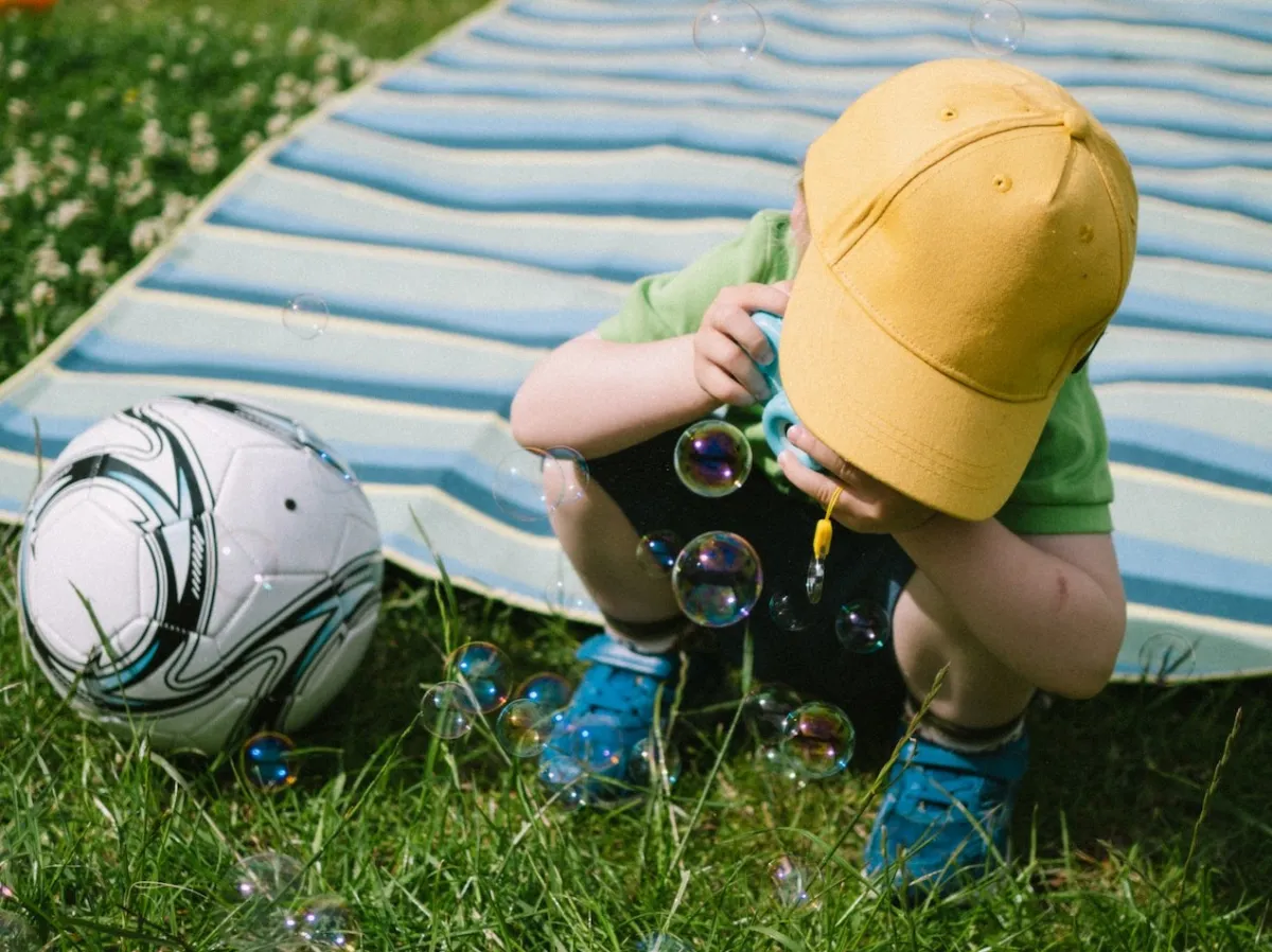 صورة طفل يقوم بالتصوير