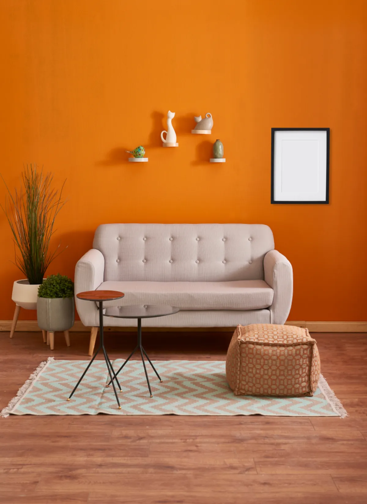 نظرًا لأن البرتقالي لون قوي وبارز، يجب دمجه بالألوان الحيادية  