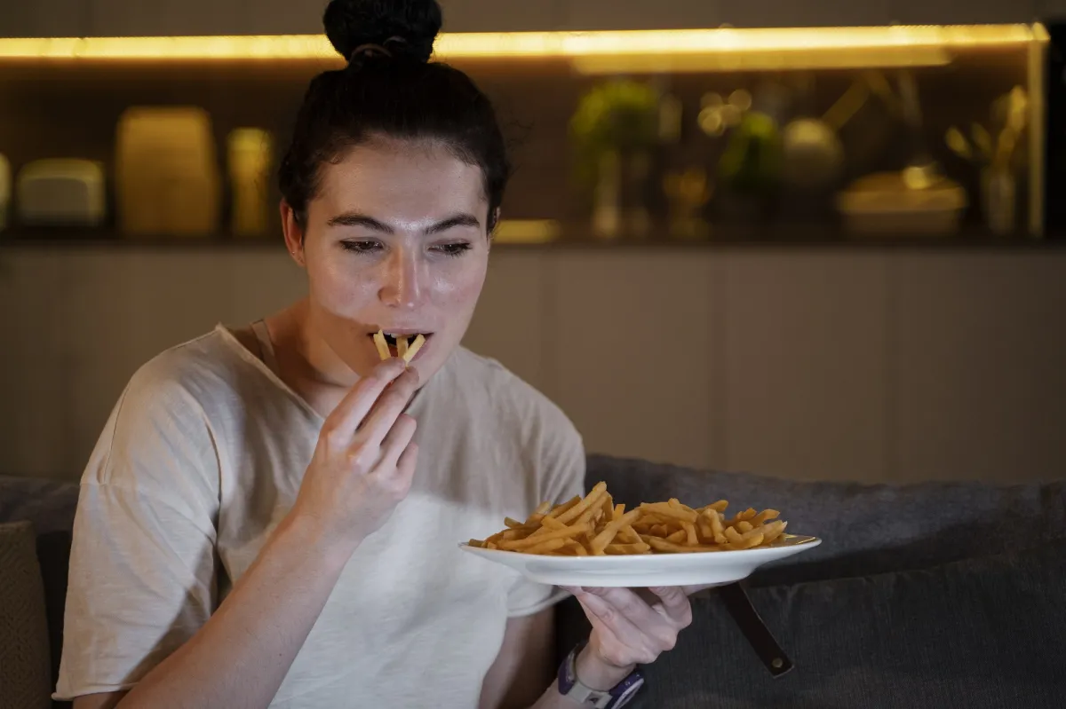 تناول الوجبات الخفيفة بعد الساعة 9 مساءً غير متزامن مع ساعة الجسم البيولوجية (المصدر: Freepik)