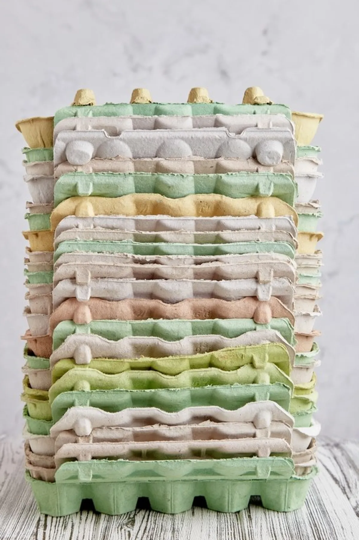 كراتين البيض القديمة