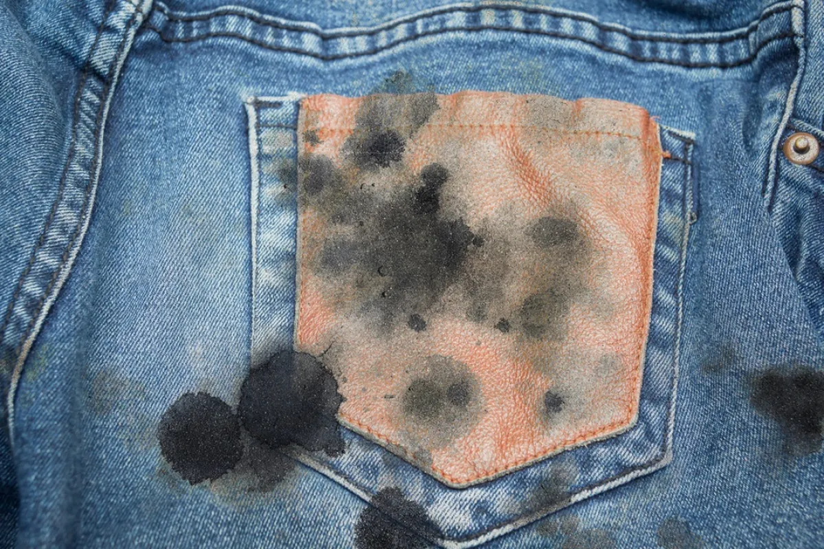 سروال ملوث ببقعة زيت السيارات