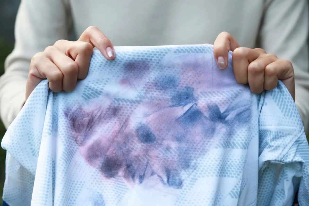 طريقة متبعة في إزالة بقع الصبغة من الملابس