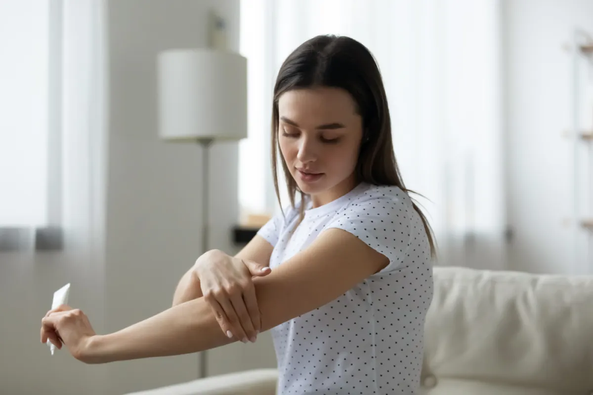 تبييض الأكواع - الصورة من  shutterstock  