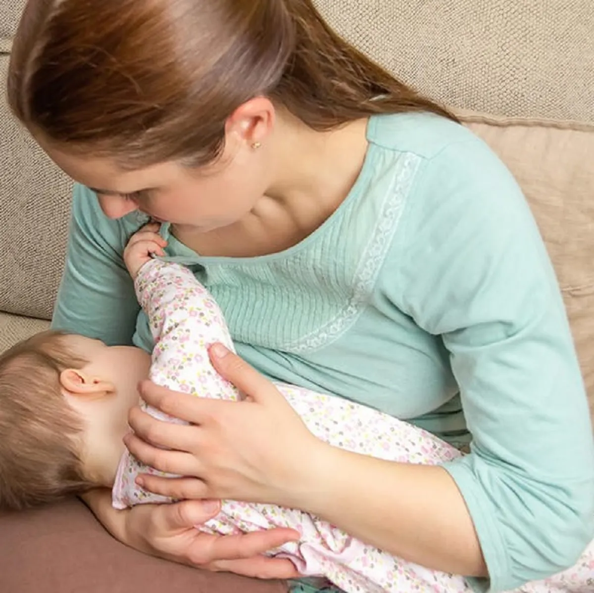 صورة لأم ترضع طفلها