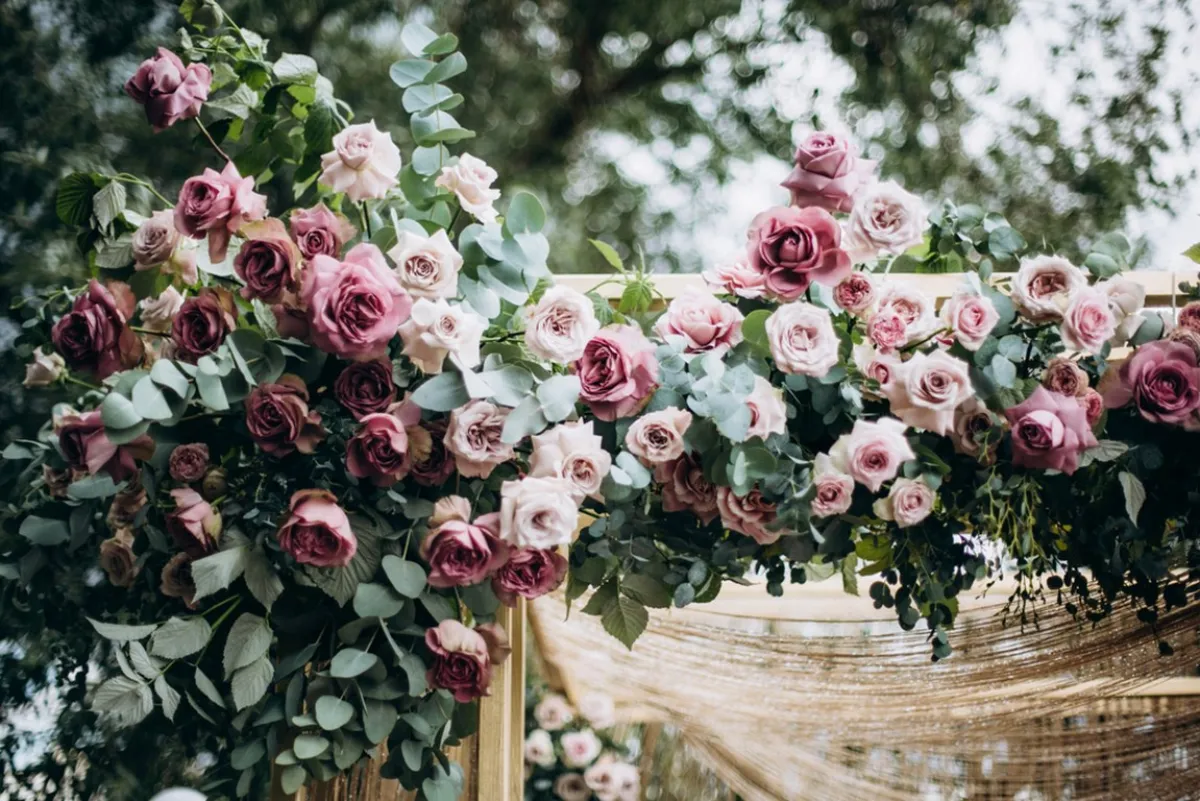 أقواس مزدانة بالأزهار