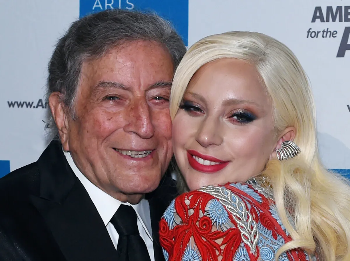  ليدي غاغا وتوني بينيت Lady Gaga with Tony Bennett (مصدر الصورة: Timothy A. CLARY / AFP)