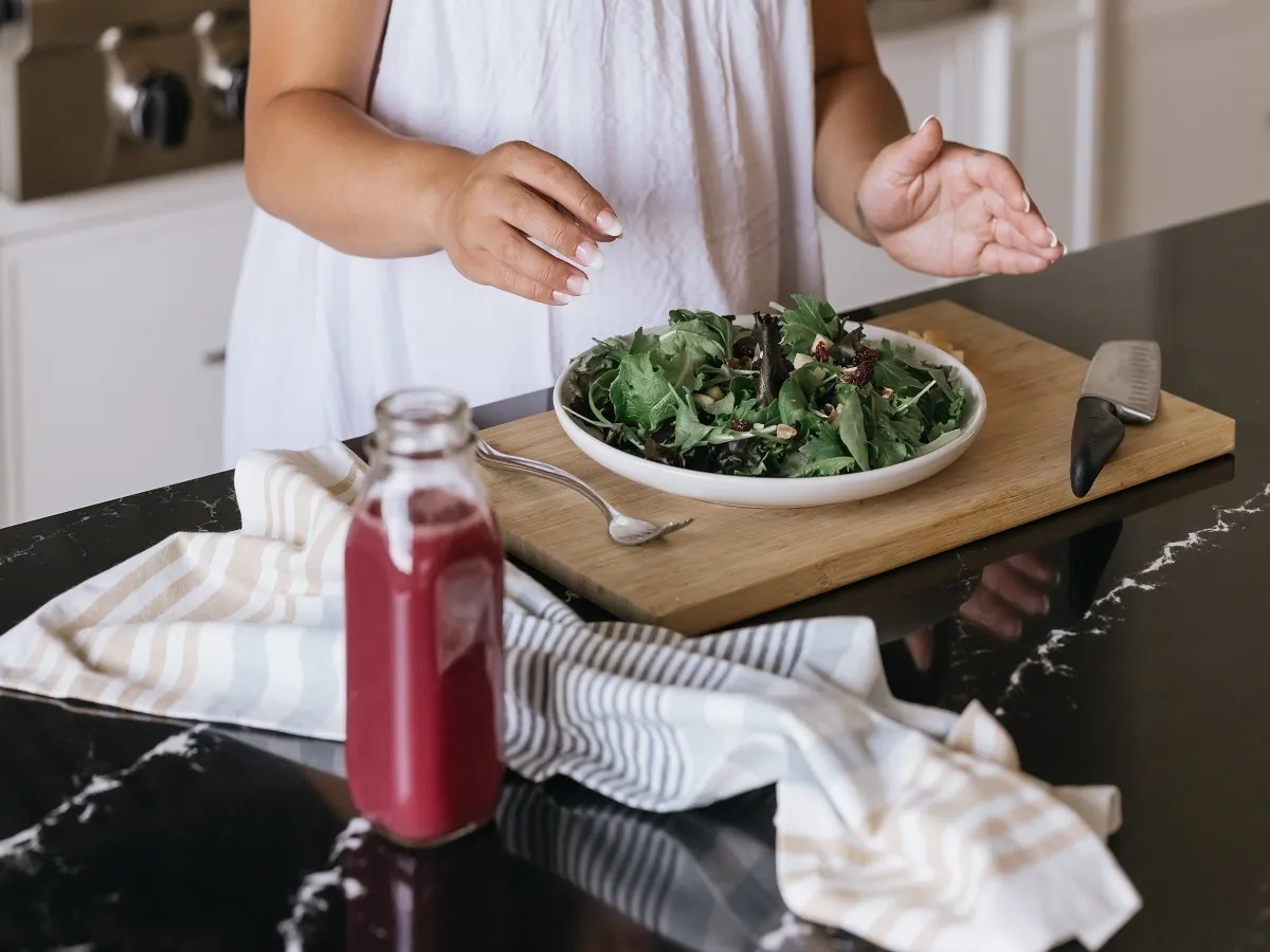 صورة لامراة حامل تتناول الطعام