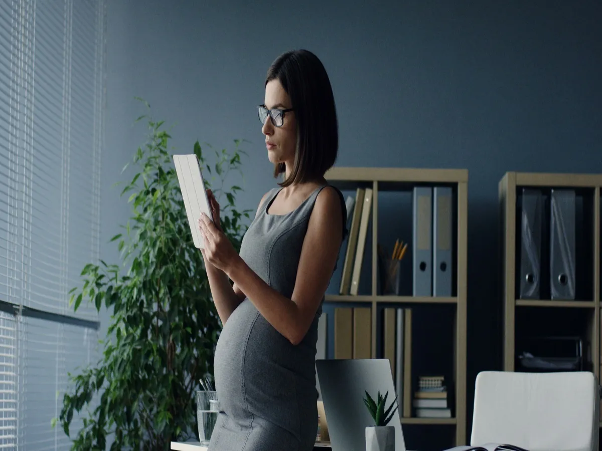 صورة لامرأة حامل تعمل