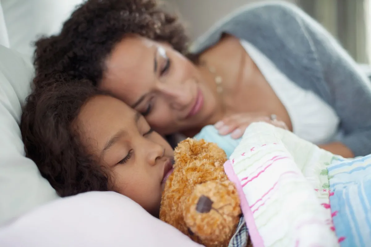 صورة أم وابنتها المريضة