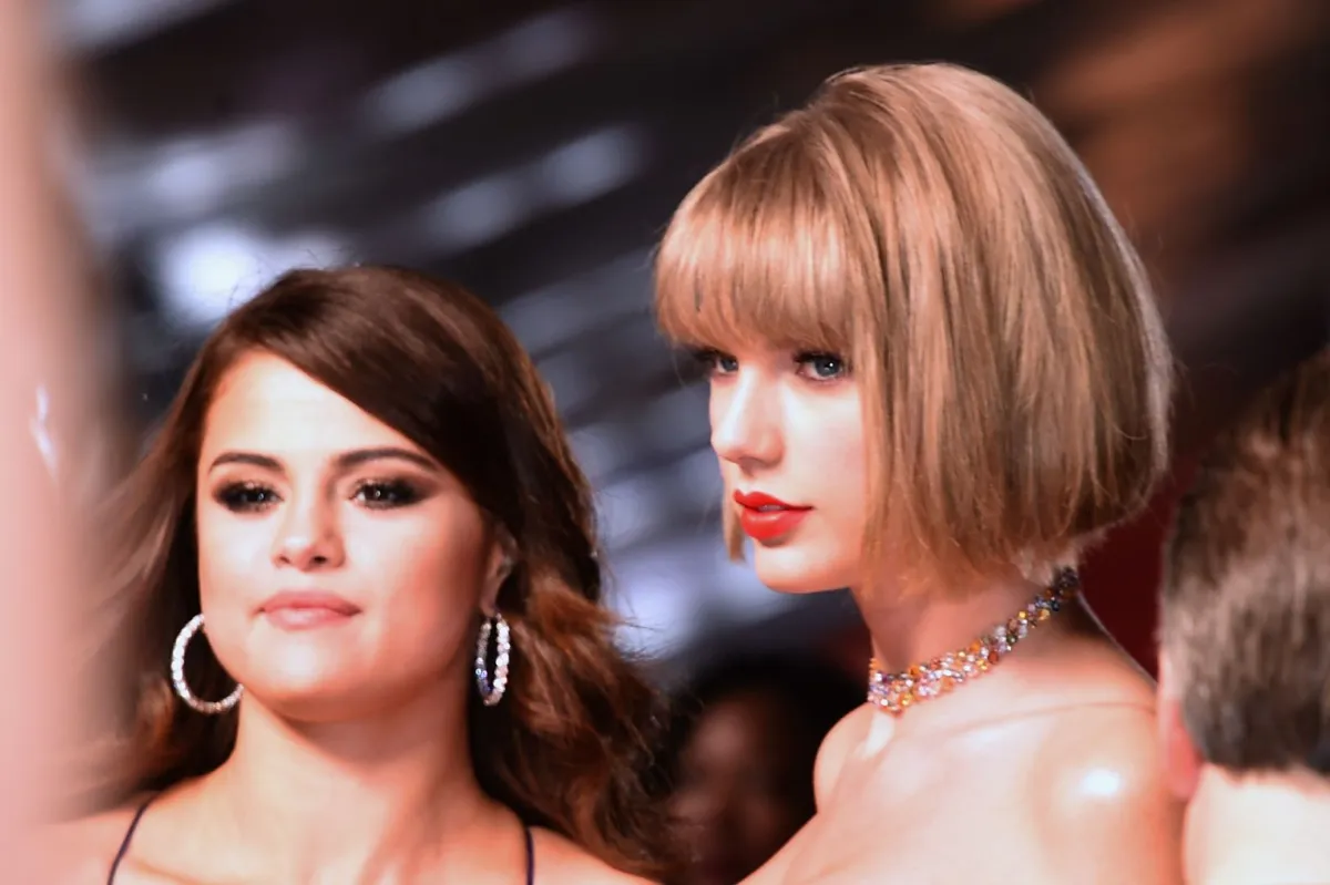 سيلينا غوميز وتايلور سويفت ( Selena Gomez (L) and Taylor Swift). مصدر الصورة: Jason Merritt/Getty Images/AFP