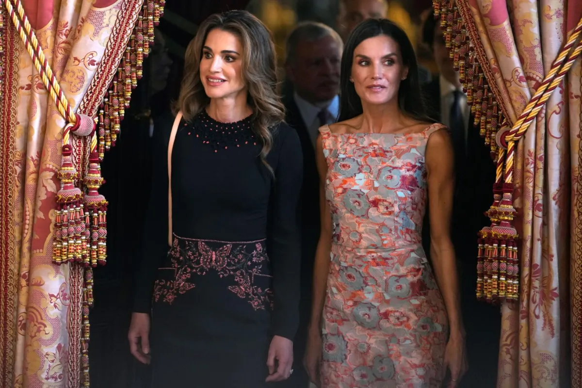 الملكة رانيا والملكة ليتيزيا (Queen Rania and Spain’s Queen Letizia). مصدر الصورة: Paul White / POOL / AFP