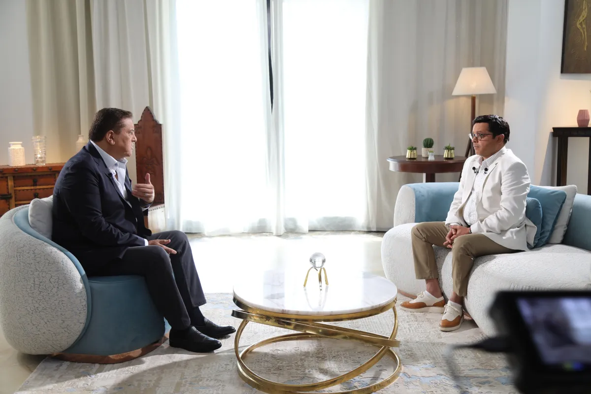 محمد هنيدي ضيف معتز الدمرداش. الصورة من AsharqNews