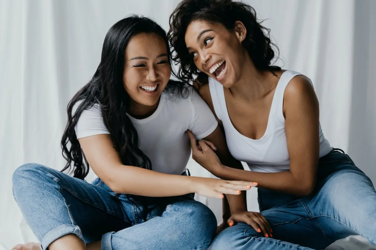 الفرق بين الصداقة والزمالة