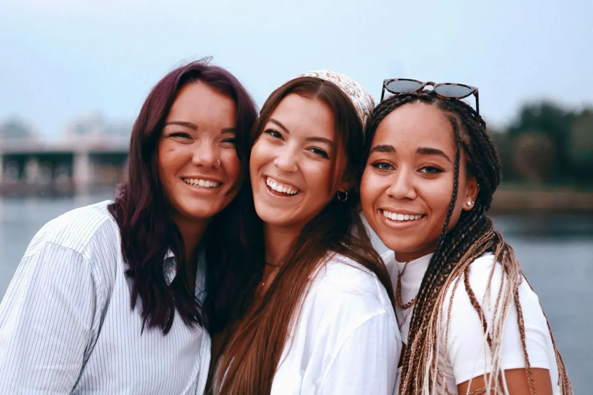 الفرق بين الصداقة والزمالة