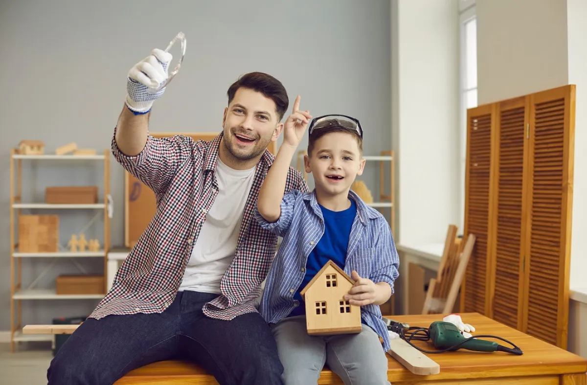 صورة لطفل وأبيه يتشاركان الهواية