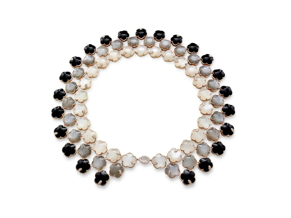 اسحري القلوب بعقود ذهب بتصاميم فاخرة.. قطعة أساسية في سهراتكِ هذا الصيف