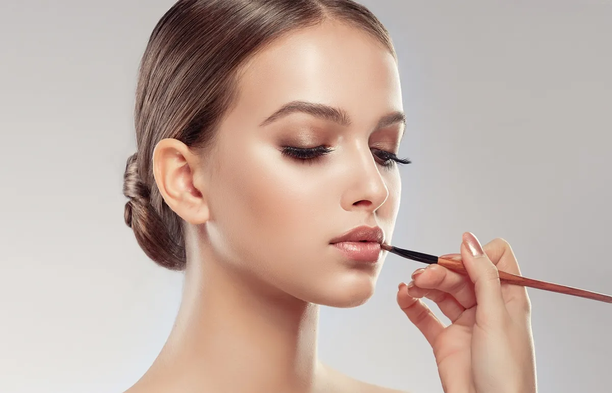 كيفية تثبيت أحمر الشفاه في الصيف لمظهر أنيق يدوم طويلاً - Shutterstock