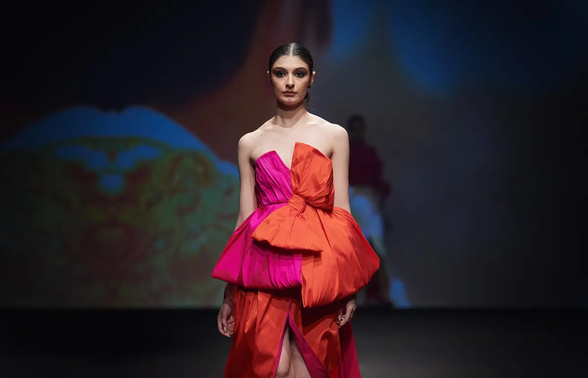 فستان طويل متعدد الألوان من  كارولينا كاي Karolina K 